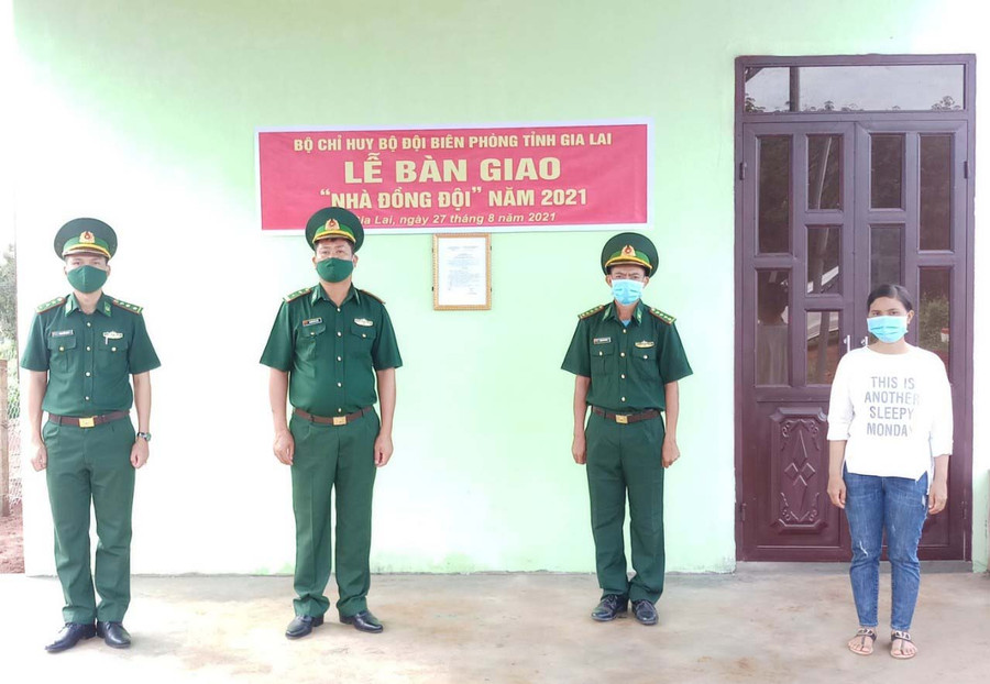 Việc tổ chức bàn giao nhà đồng đội đảm bảo các yếu tố phòng dịch. Ảnh: Anh Huy