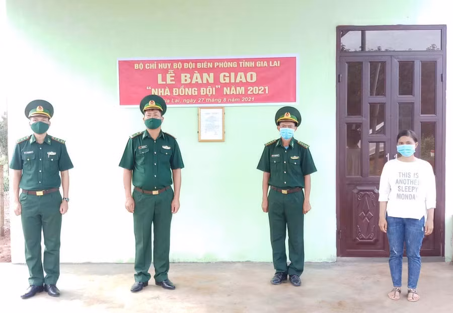 Việc tổ chức bàn giao nhà đồng đội đảm bảo các yếu tố phòng dịch. Ảnh: Anh Huy