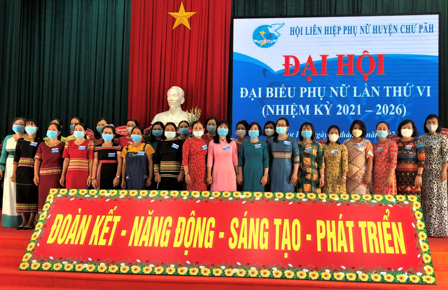 Ban Chấp hành Hội Liên hiệp phụ nữ huyện Chư Păh khóa VI (nhiệm kỳ 2021-2026) ra mắt Đại hội. Ảnh: Đinh Yến Ban Chấp hành Hội Liên hiệp phụ nữ huyện Chư Păh khóa VI (nhiệm kỳ 2021-2026) ra mắt Đại hội. Ảnh: Đinh Yến