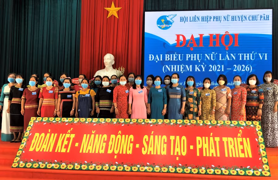  Ban Chấp hành Hội Liên hiệp phụ nữ huyện Chư Păh khóa VI (nhiệm kỳ 2021-2026) ra mắt Đại hội. Ảnh: Đinh Yến