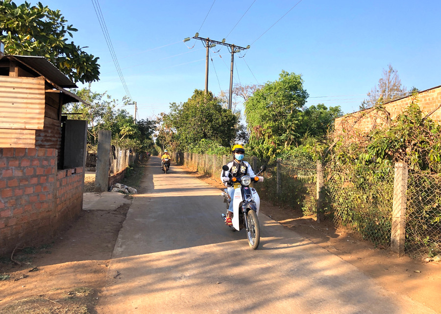 Đường giao thông nông thôn góp phần tạo mạch nối giao thương khắp các thôn, làng và các địa phương với nhau. Ảnh: Lê Hòa