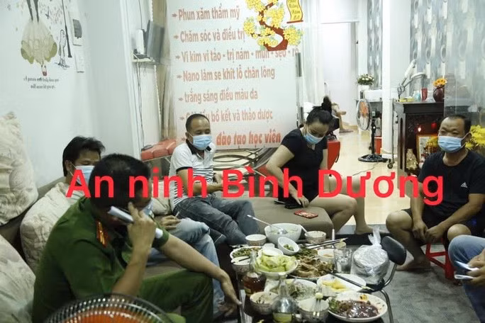 Dương Hoàng Việt Anh cùng một số người tụ tập ăn nhậu tại nhà 233/36/2A khu phố 8, phường Phú Hòa, TP Thủ Dầu Một , tỉnh Bình Dương trước khi bị tạm giữ