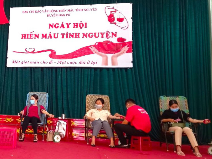 250 người (huyện Đak Pơ) tham gia hiến máu tình nguyện. Ảnh: Ngọc Minh