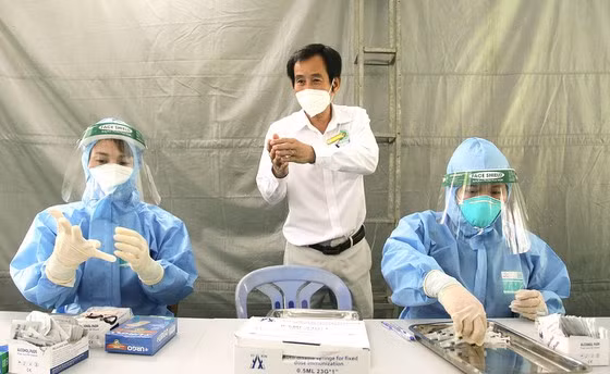 Bác sĩ Trần Văn Khanh hướng dẫn các tình nguyện viên tiêm ngừa lưu động tại TP Thủ Đức, TPHCM. Ảnh: Hoàng Hùng