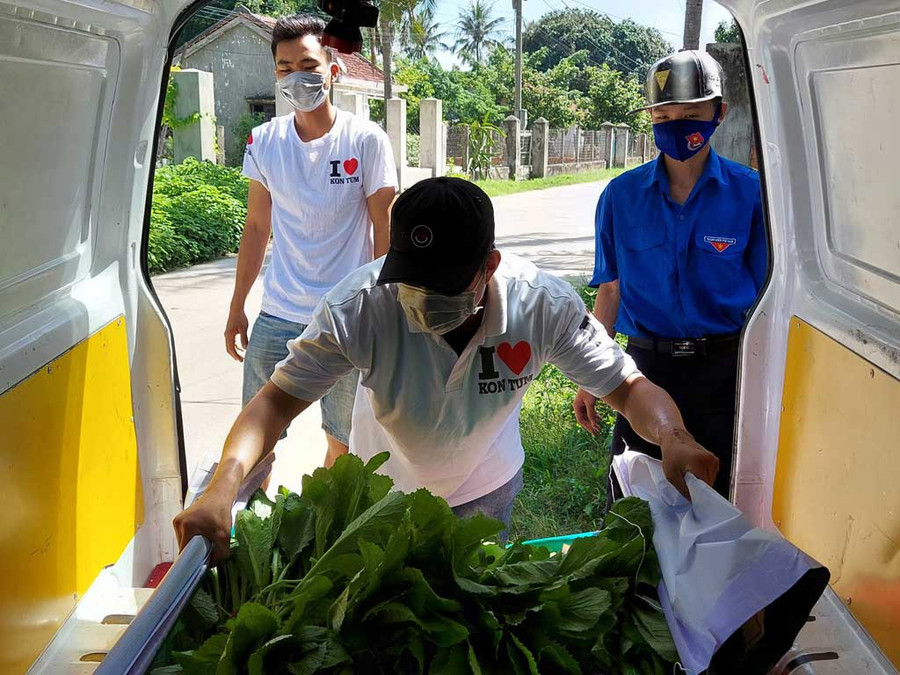 Chuẩn bị rau củ, quả chuyển đến TP.HCM. Ảnh: Đức Nhật Chuẩn bị rau củ, quả chuyển đến TP.HCM. Ảnh: Đức Nhật