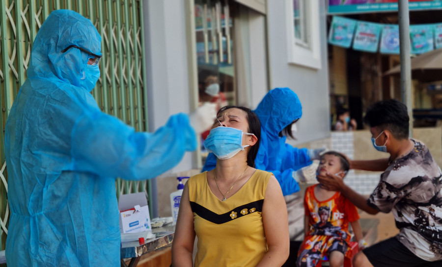 Lấy mẫu xét nhiệm tầm soát SARS-CoV-2 tại khu vực chợ An Mỹ (thôn 2, xã An Phú, TP. Pleiku). Ảnh: Bá Bính Lấy mẫu xét nhiệm tầm soát khu vực chợ An Mỹ, thôn 2, xã An Phú. Ảnh: Bá Bính