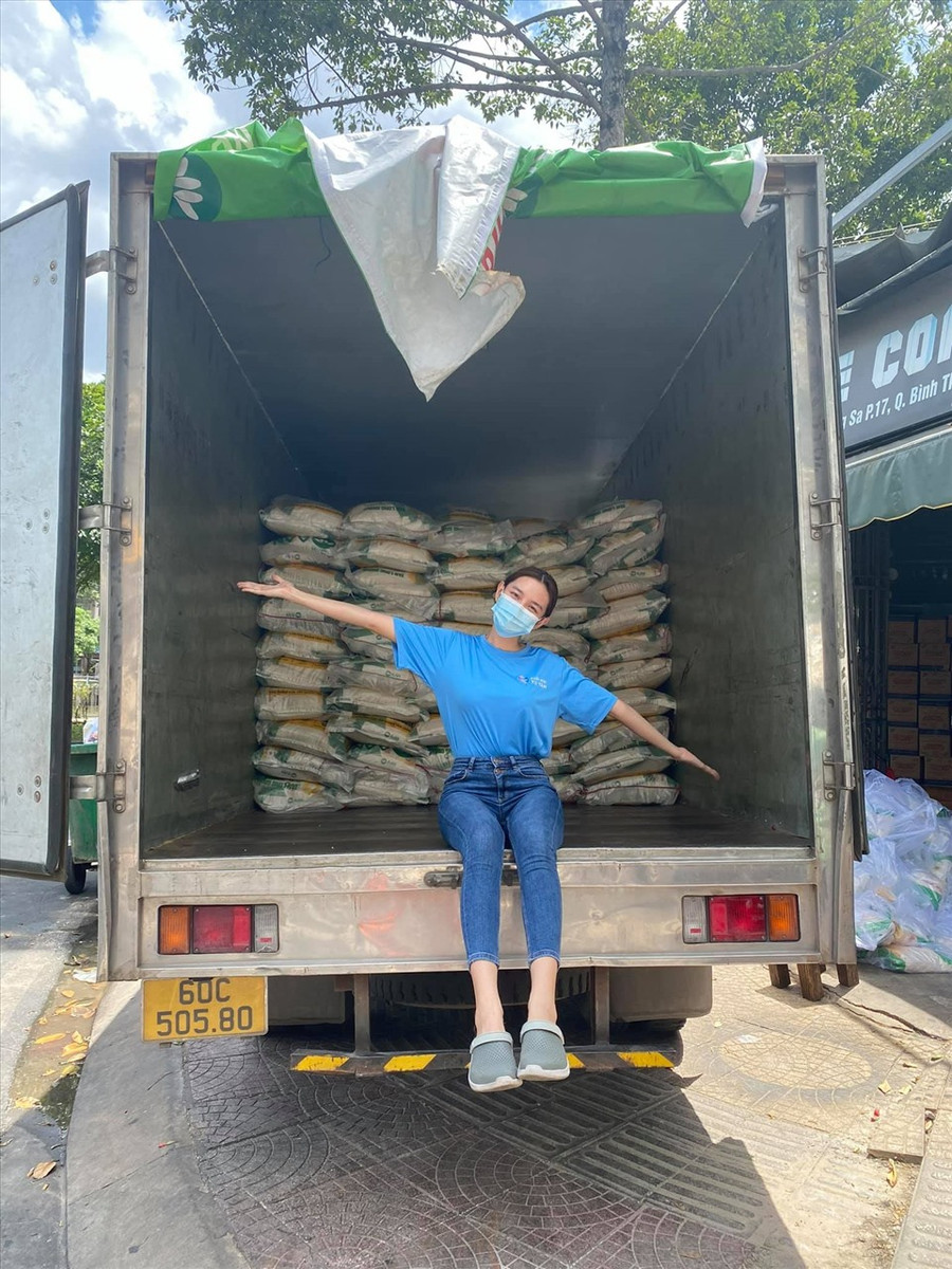 Trước đó, cô cũng tích cực tham gia bếp ăn từ thiện Suối mát từ tâm để phục vụ suất ăn cho các lực lượng tuyến đầu chống dịch. Ảnh: NVCC.