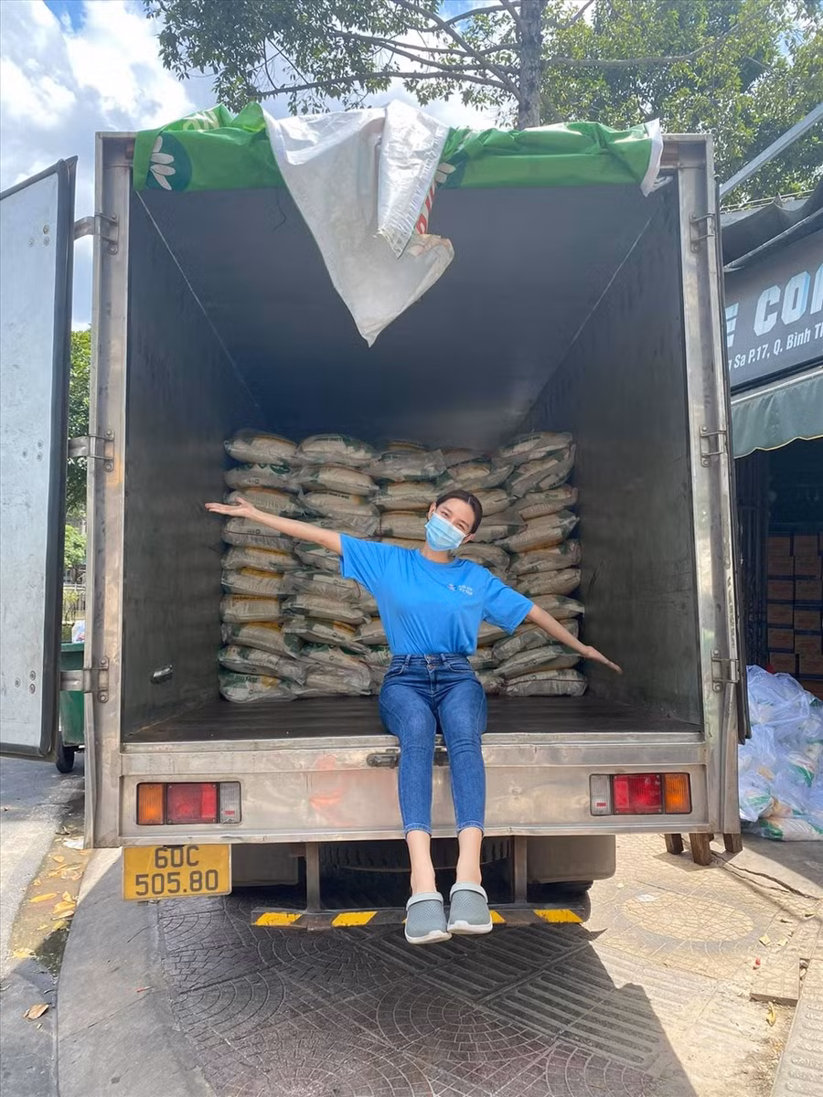 Trước đó, cô cũng tích cực tham gia bếp ăn từ thiện Suối mát từ tâm để phục vụ suất ăn cho các lực lượng tuyến đầu chống dịch. Ảnh: NVCC.