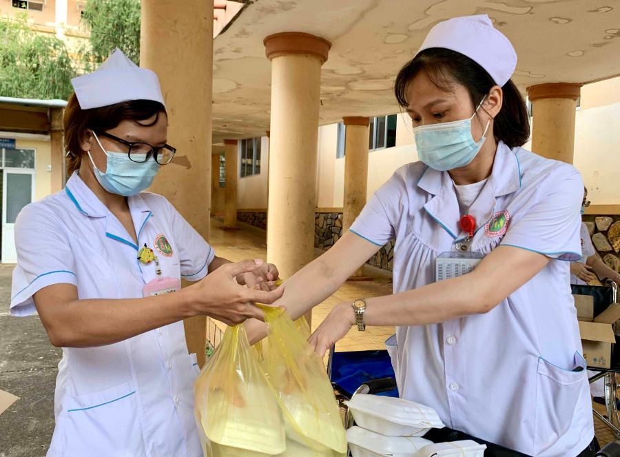Nhân viên y tế Bệnh viện Đa khoa tỉnh nhận khẩu phần ăn để phát cho bệnh nhân nghèo. Ảnh: Như Nguyện Nhân viên y tế Bệnh viện Đa khoa tỉnh nhận khẩu phần ăn để phát cho bệnh nhân nghèo. Ảnh: Như Nguyện