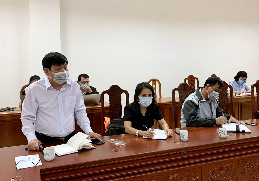 Ông Hồ Ngọc Gia-Giám đốc Trung tâm Kiểm soát bệnh tật tỉnh báo cáo tình hình dịch bệnh. Ảnh: Như Nguyện Ông Hồ Ngọc Gia- Giám đốc Trung tâm Kiểm soát bệnh tật tỉnh báo cáo tình hình dịch bệnh. Ảnh: Như Nguyện