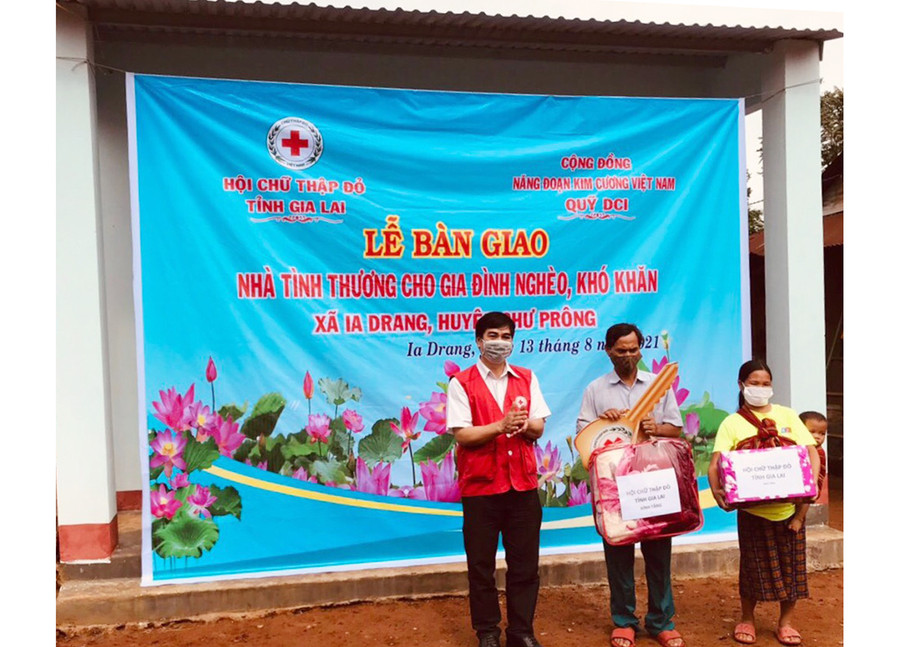 Bàn giao nhà tình thương cho gia đình ông Kpă Đeo. Ảnh: Hồng Ngọc  Bàn giao nhà tình thương cho gia đình ông Kpă Đeo. Ảnh: Hồng Ngọc