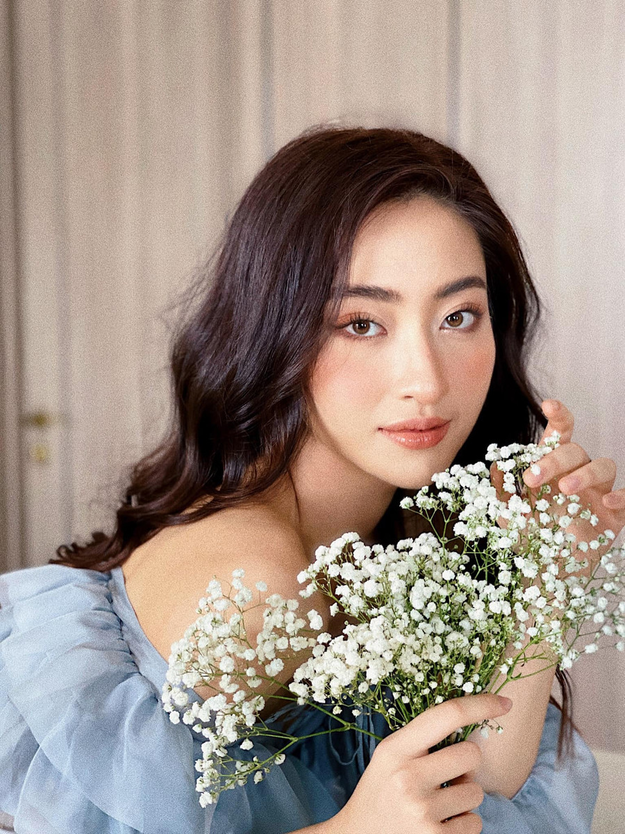 Chia sẻ với Thanh Niên, người đẹp sinh năm 2000 thấy bản thân thay đổi nhiều sau 2 năm đăng quang. Nếu như năm đầu tiên, cô dành thời gian tìm hiểu về showbiz, về việc làm người nổi tiếng thì ở năm thứ 2, cô dần quen với mọi thứ nên hiểu chuyện và thích nghi hơn. “Linh nghĩ đây cũng là một phần của quá trình trưởng thành, khi mình hiểu, đồng cảm và chấp nhận được những chuyện xung quanh”, cô nói. Ảnh: FBNV