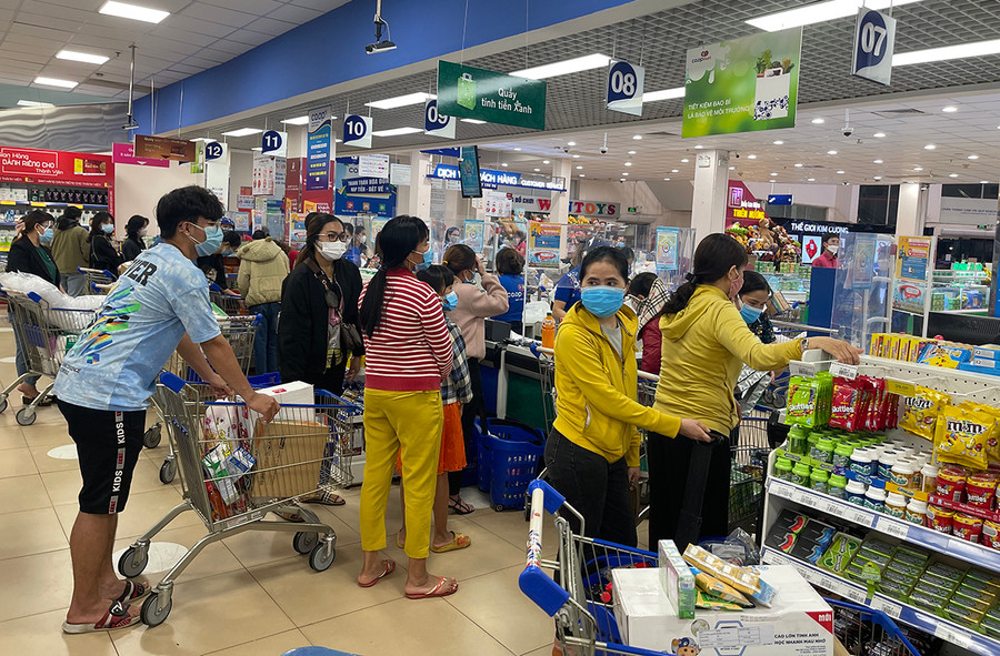 Lượng người đổ về các siêu thị trên địa bàn rất đông trước ngày TP. Pleiku thực hiện Chỉ thị 16. Ảnh: Vũ Thảo