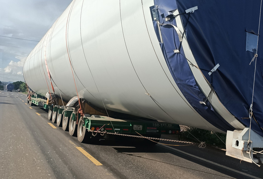 Xe vận chuyển thiết bị điện gió trên quốc lộ 14, đoạn qua huyên Chư Pưh. Ảnh: Quang Tấn