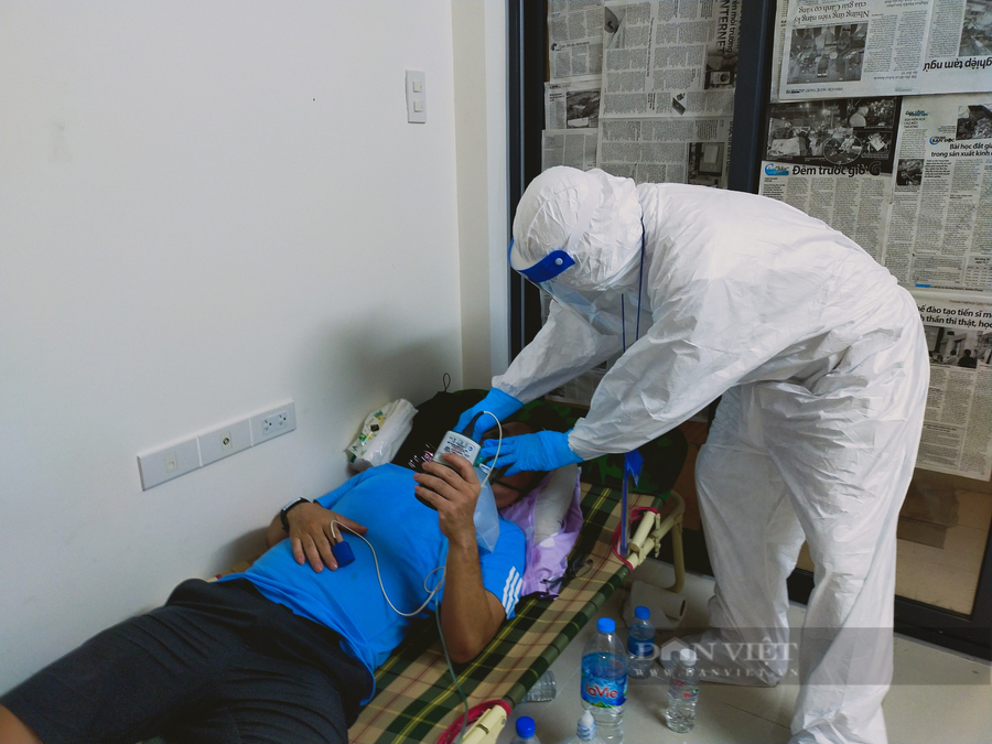 Y sĩ Nguyễn Quốc Tuấn theo dõi tình trạng của một bệnh nhân đang điều trị. Ảnh: Chinh Hoàng