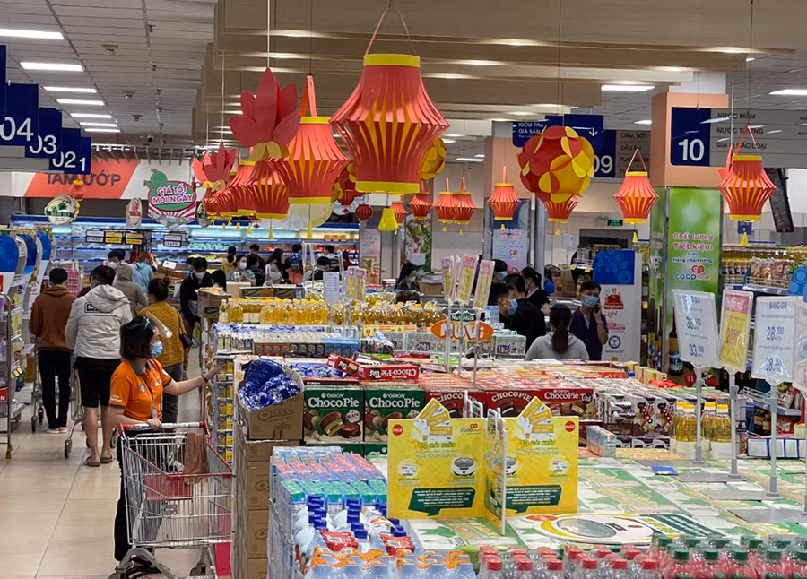 Đa phần người dân mua sắm hàng nhu yếu phẩm là chính. Ảnh: Vũ Thảo