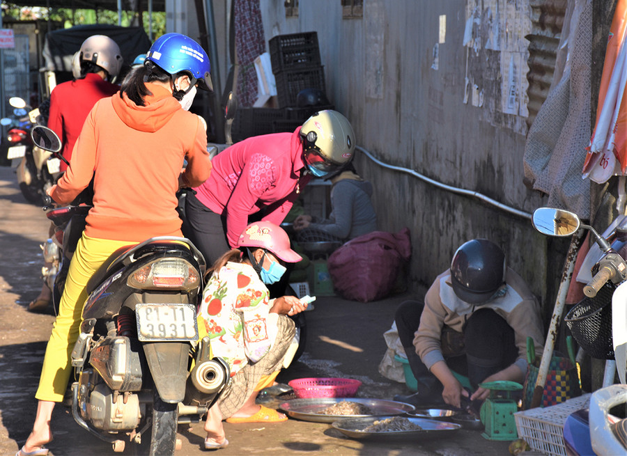 Người dân đổ về mua hàng tại khu vực chợ Yên Thế khá đông, khiến việc giãn cách khó đảm bảo. Ảnh: Trần Dung