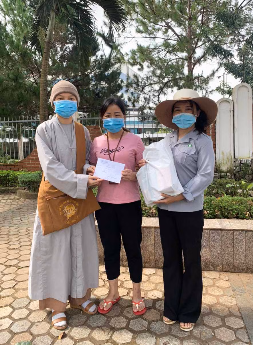 Đại diện Ban từ thiện của Ban Trị sự Giáo hội Phật Giáo Việt Nam tỉnh Gia Lai, cùng chùa Bửu Long trao số tiền hỗ trợ 5 triệu đồng cho gia đình chị Dềnh Y Xì. Ảnh: Thanh Nhật