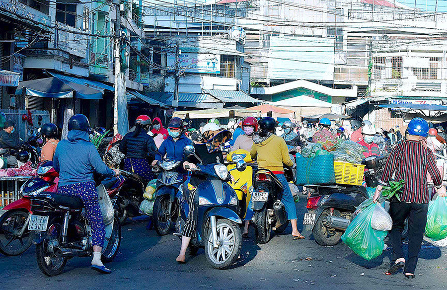Trung tâm Thương mại TP. Pleiku (khu vực đối diện đường Nguyễn Thiện Thuật) đông nghẹt người vào sáng sớm. Ảnh: Đức Thụy