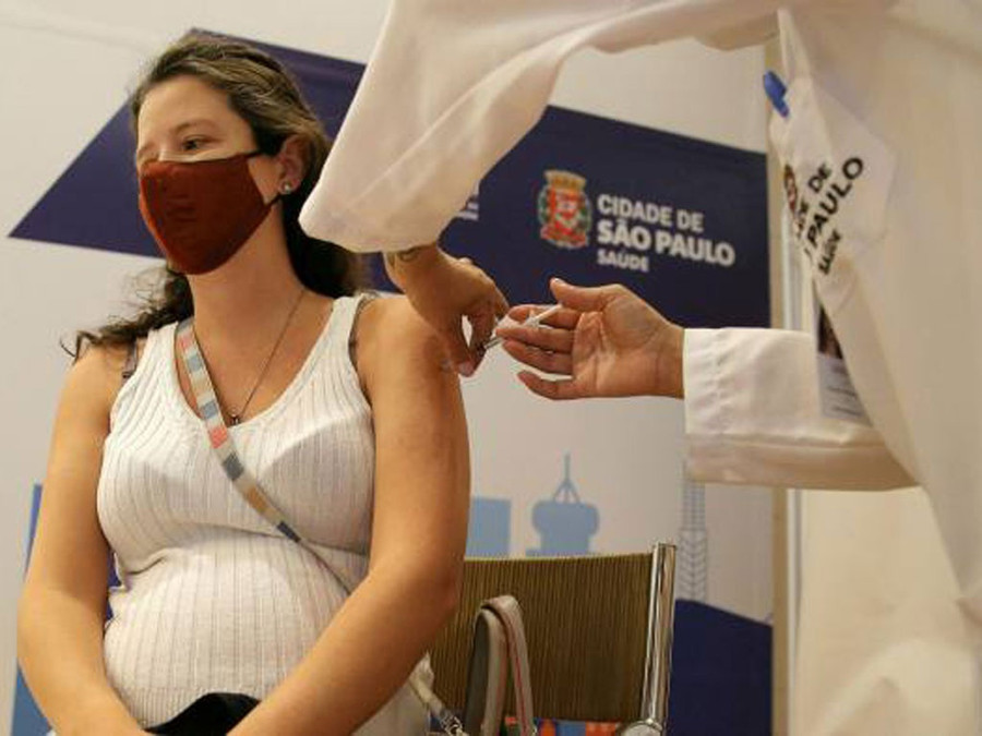 Tiêm vắc xin Covid-19 cho thai phụ tại Brazil - Ảnh: REUTERS Tiêm vắc xin Covid-19 cho thai phụ tại Brazil - Ảnh: REUTERS