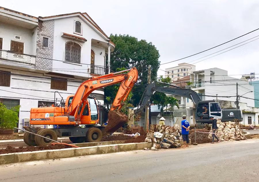 Đơn vị thi công đang đẩy nhanh tiến độ dự án nâng cấp, mở rộng đường Lý Thái Tổ (TP. Pleiku). Ảnh: Hà Duy
