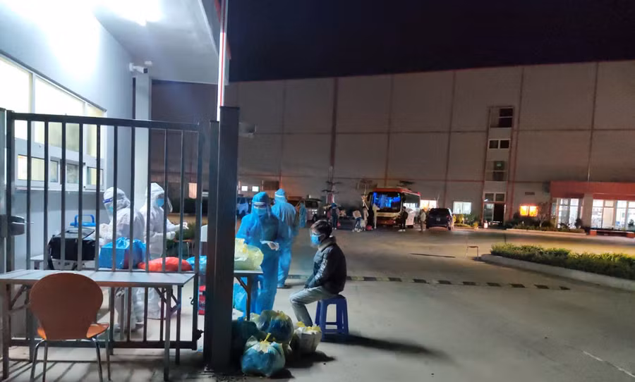 Lấy mẫu xét nghiệm Covid-19 toàn bộ công nhân Công ty sợi Đà Lạt. Ảnh: CTV