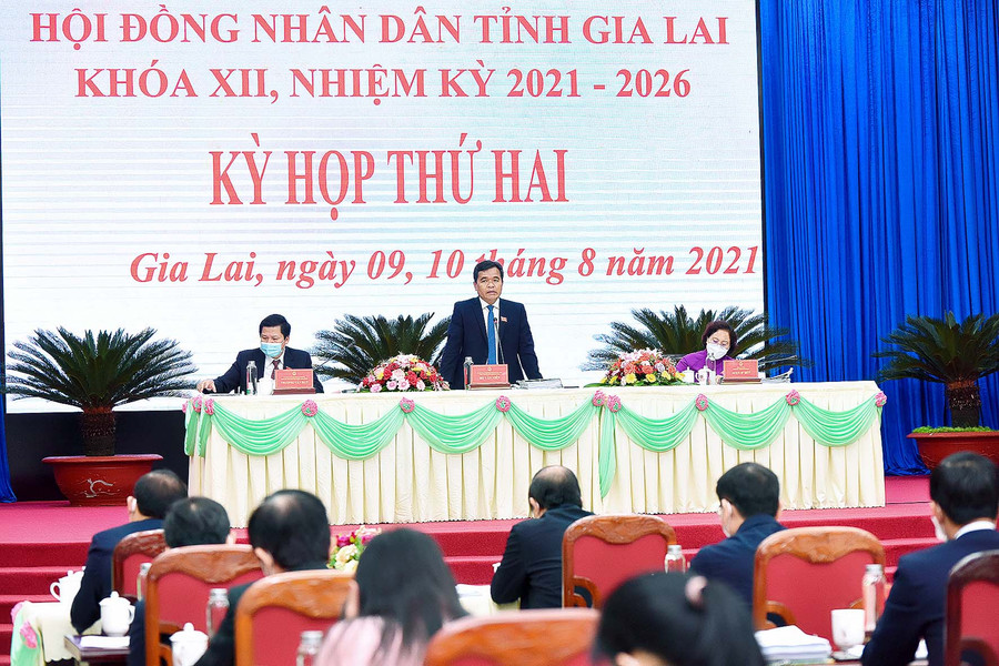 Ủy viên Ban Chấp hành Trung ương Đảng, Bí thư Tỉnh ủy, Chủ tịch HĐND tỉnh Hồ Văn Niên gợi ý các vấn đề trước khi thảo luận tại hội trường. Ảnh: Đức Thụy Ủy viên Ban Chấp hành Trung ương Đảng, Bí thư Tỉnh ủy, Chủ tịch HĐND tỉnh Hồ Văn Niên gợi ý các vấn đề trước khi thảo luận tại hội trường. Ảnh: Đức Thụy