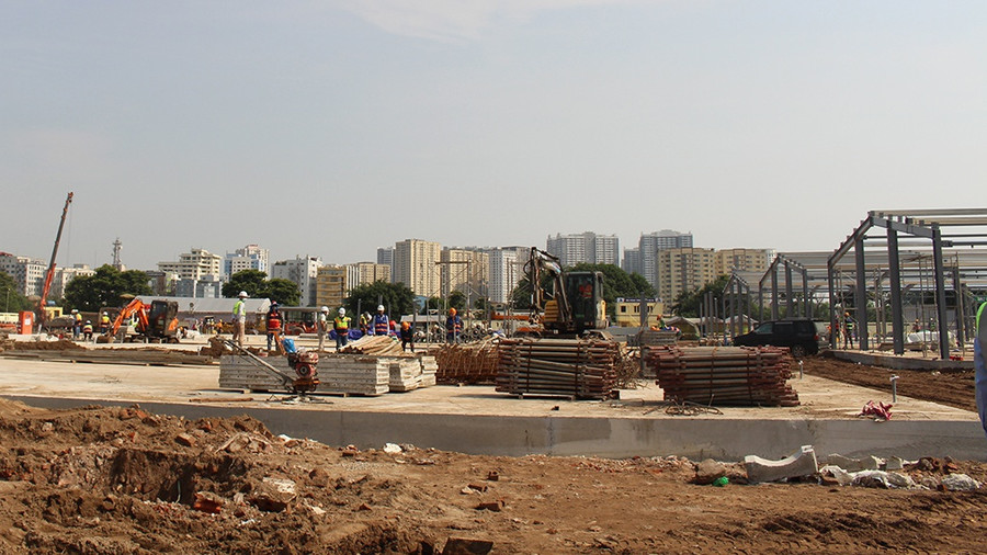 Tại các vùng đỏ, phải tạm dừng thi công tất cả các công trình xây dựng, chỉ trừ công trình phục vụ phòng, chống dịch Covid-19. Ảnh: Lê Quân