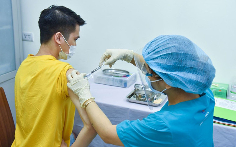 Tiêm vaccine ARCT-154 cho tình nguyện viên giai đoạn một. Ảnh: ĐẠI HỌC Y HÀ NỘI Tiêm vaccine ARCT-154 cho tình nguyện viên giai đoạn một. Ảnh: ĐẠI HỌC Y HÀ NỘI
