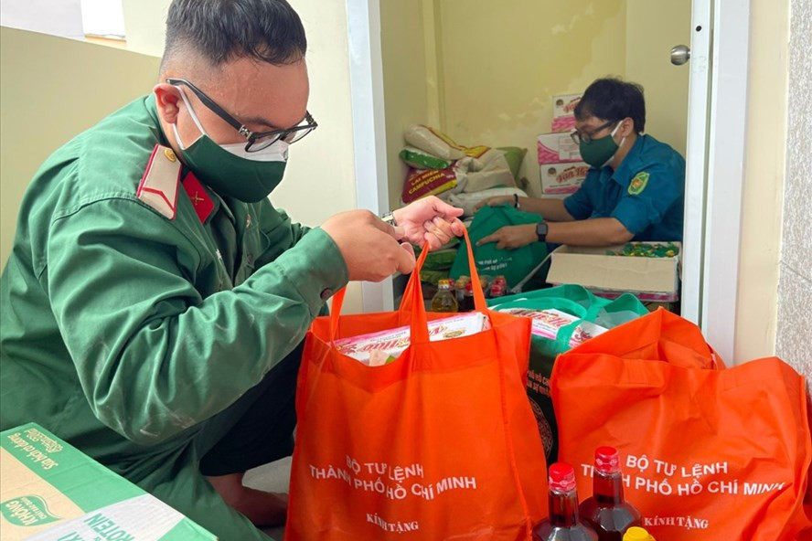 Cán bộ chiến sĩ chuẩn bị các gói an sinh xã hội cho người dân TPHCM. Ảnh: Hoàng Hùng