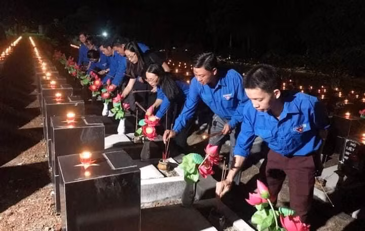 Thanh niên thắp nến tri ân các anh hùng liệt sĩ dịp 27.7.2021. Ảnh: Nhật Nam