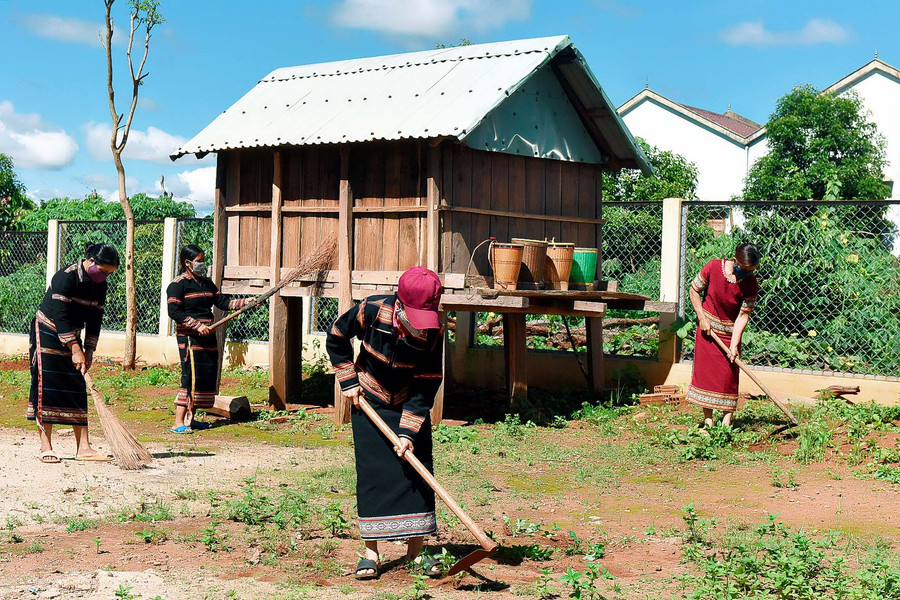5.Hàng tuần, hội viên phụ nữ làng Róh (xã Lơ Pang) thay phiên nhau dọn dẹp vệ sinh khu vực kho thóc.