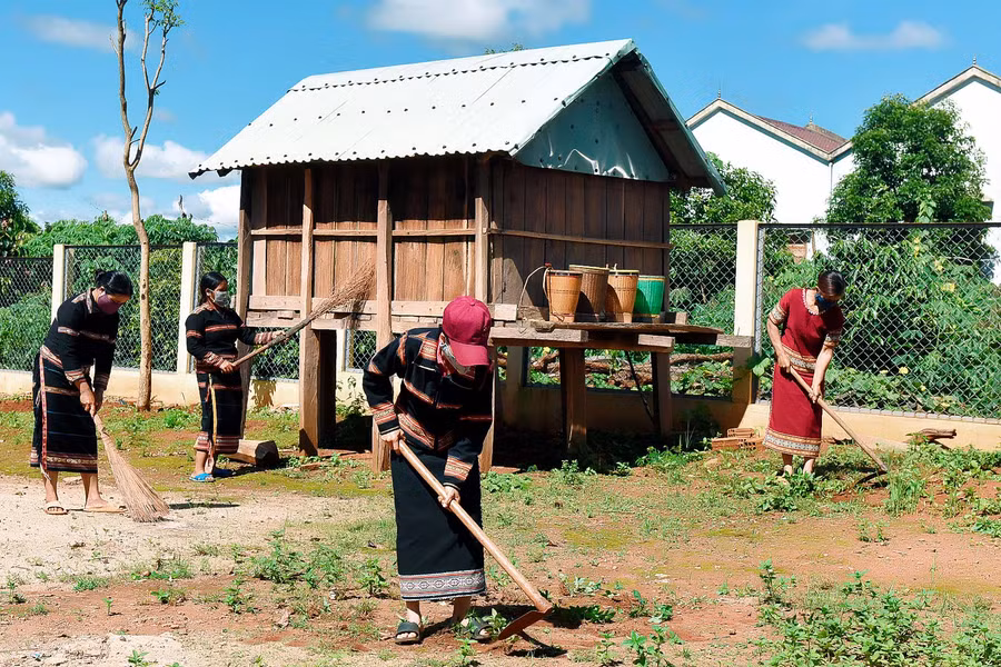 5.Hàng tuần, hội viên phụ nữ làng Róh (xã Lơ Pang) thay phiên nhau dọn dẹp vệ sinh khu vực kho thóc.