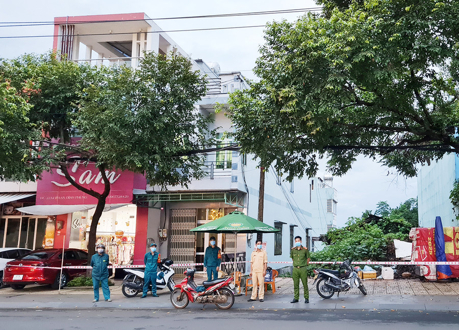 Lực lượng chức năng tiến hành phong tỏa từ số nhà 20 đến số nhà 34, đường Phan Đình Phùng (phường Tây Sơn, TP. Pleiku). Ảnh: Bá Bính Lực lượng chức năng tiến hành phong tỏa từ số nhà 20 đến số nhà 34, đường Phan Đình Phùng (phường Tây Sơn, TP. Pleiku). Ảnh: Bá Bính