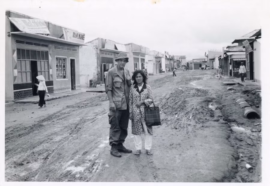 Oliver Stone chụp ảnh lưu niệm với một phụ nữ tại An Khê năm 1968 (ảnh tư liệu).