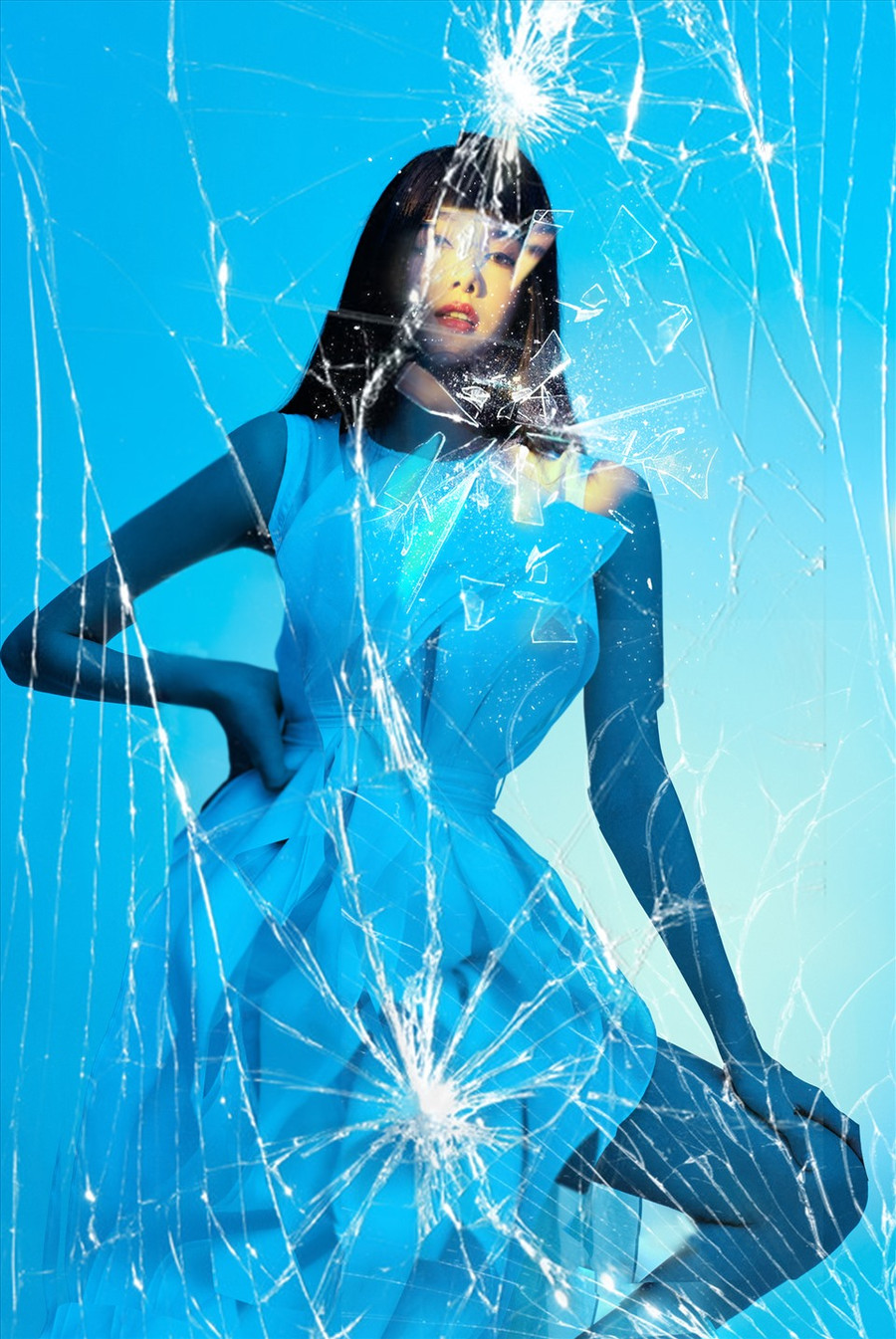 “Đại dịch COVID-19 đã thay đổi cách chúng ta sống và tương tác với những người xung quanh. Cuộc sống của chúng ta dễ gặp hiểm nguy chỉ với một cái chạm, vì những ngày này một cái chạm có thể mang nguy cơ mầm bệnh. Vì vậy, chúng ta cần phải tạo ra một khiên chắn bảo vệ sức khỏe bản thân và gia đình bạn bè. Nhưng chúng ta không bao giờ đơn độc trong cuộc chiến này, cùng với nhau, chúng ta có thể chống chọi nó. Đeo khẩu trang, khử khuẩn, tuân thủ những quy định phòng chống dịch,... những hành động tuy nhỏ này lại có thể tạo ra một tương lai tốt đẹp hơn đang chờ đón mọi người. Cuộc đấu tranh chống lại COVID-19 là một hành trình dài, nhưng chúng ta đã, đang và sẽ chiến thắng đại dịch