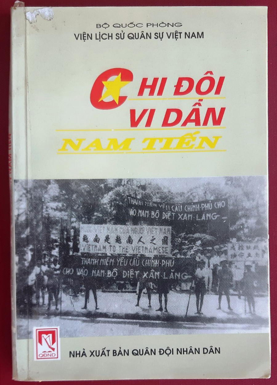 Bìa cuốn sách Chi đội Vi Dân Nam tiến. Ảnh: Nguyễn Quang Tuệ Xuất bản năm 1998, cuốn sách hiếm hoi này do nhiều người biên soạn, trong đó có các cựu chiến binh Chi đội Vi Dân. Ảnh: Nguyễn Quang Tuệ