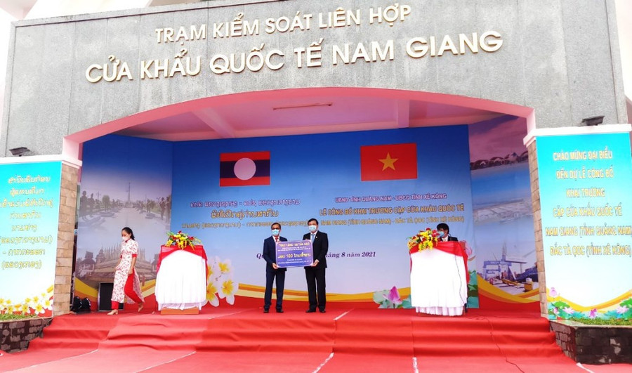 Ông Phan Việt Cường, Bí thư Tỉnh ủy Quảng Nam (bên phải) trao biển tượng trưng hỗ trợ 100 tấn gạo cho nhân dân tỉnh Sê Kông. Ảnh: Nam Thịnh Ông Phan Việt Cường, Bí thư Tỉnh ủy Quảng Nam (bên phải) trao biển tượng trưng hỗ trợ 100 tấn gạo cho nhân dân tỉnh Sê Kông. ẢNH: NAM THỊNH