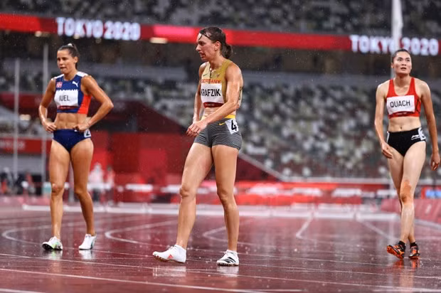  Quách Thị Lan (phải) chia tay Olympic Tokyo 2020. (Nguồn: Reuters)