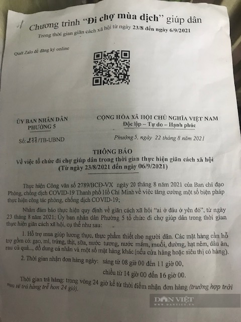 Người dân phường 5, quận 3 đăng ký đi chợ qua mã QR. Ảnh: B.D