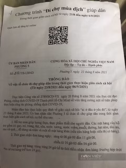 Người dân phường 5, quận 3 đăng ký đi chợ qua mã QR. Ảnh: B.D