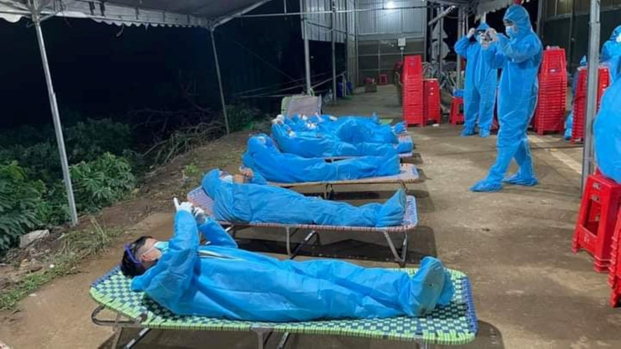 Những giấc ngủ vội vàng của đội tình nguyện trên chốt kiểm soát. Ảnh: Đức Nhật