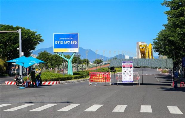  Các chốt chặn ở các tuyến đường chính trên địa bàn thành phố Đà Nẵng để kiểm tra người và phương tiện lưu thông. (Ảnh: Trần Lê Lâm/TTXVN)