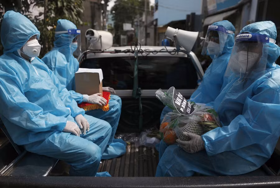 Chuyến xe chở tro cốt những người không may mất vì Covid-19 về nhà