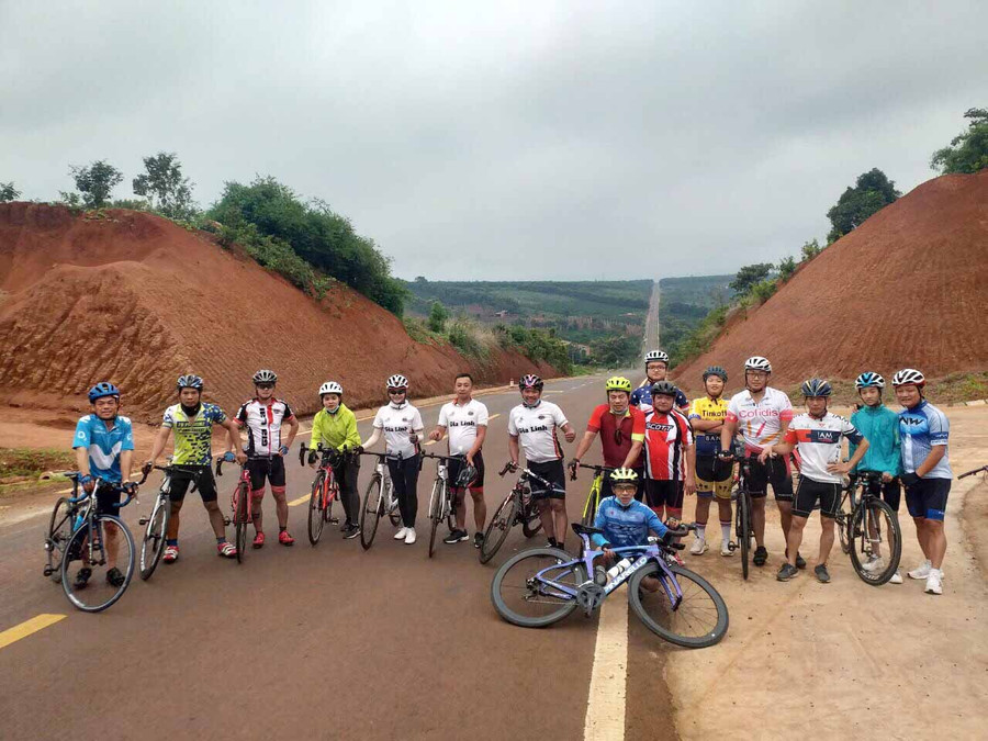Nhóm của anh Trần Anh Tuấn thường xuyên chinh phục những cung đường đẹp bằng xe đạp