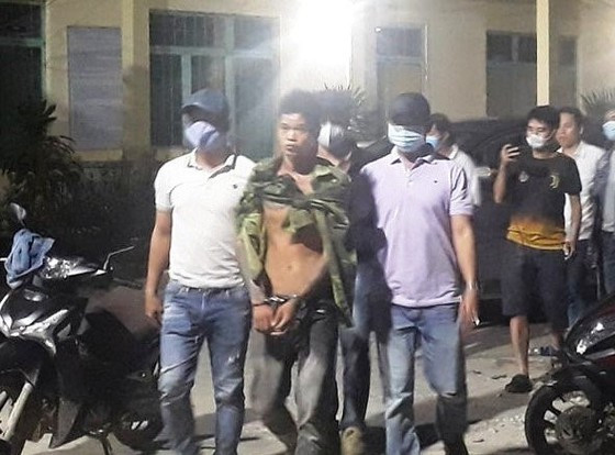 Đối tượng Lê Văn Hải bị bắt giữ khi đang lẩn trốn trên núi Đá Bạc. Đối tượng Lê Văn Hải bị bắt giữ khi đang lẩn trốn trên núi Đá Bạc