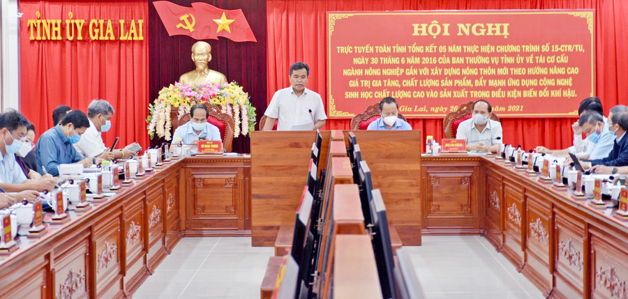 Đồng chí Hồ Văn Niên-Ủy viên Ban Chấp hành Trung ương Đảng, Bí thư Tỉnh ủy, Chủ tịch HĐND tỉnh phát biểu tại hội nghị. Ảnh: Lê Nam Đồng chí Hồ Văn Niên-Ủy viên Ban Chấp hành Trung ương Đảng, Bí thư Tỉnh ủy, Chủ tịch HĐND tỉnh phát biểu tại hội nghị. Ảnh: Lê Nam