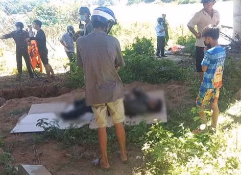 Thi thể anh Miễn được người dân trục vớt lên bờ. Ảnh: R’Ô HOK