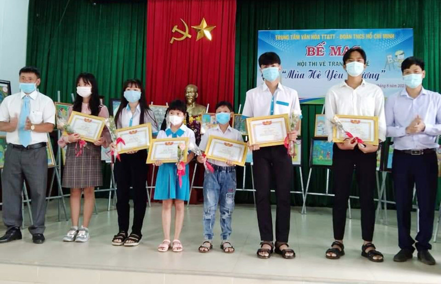 Ban tổ chức trao giải cho các tác giả có tác phẩm xuất sắc tại hội thi. Ảnh: Ngọc Anh Quang cảnh trao giải thưởng Hội thi vẽ tranh Mùa hè yêu thương do Trung tâm Văn hóa-Thông tin và Thể thao huyện Chư Prông và Huyện Đoàn phối hợp tổ chức. Ảnh: Ngọc Anh