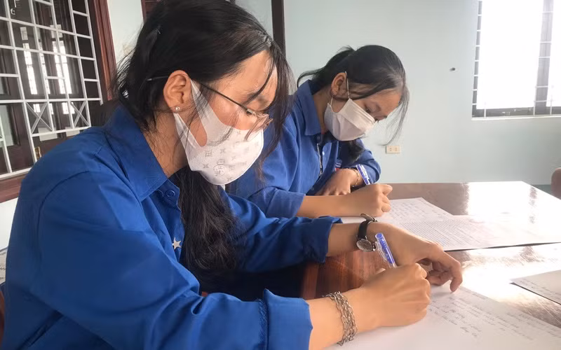 Đoàn viên thanh niên huyện Đăk Hà tự nguyện viết đơn tham gia Đội hình thanh niên tình nguyện tham gia chống Covid-19.